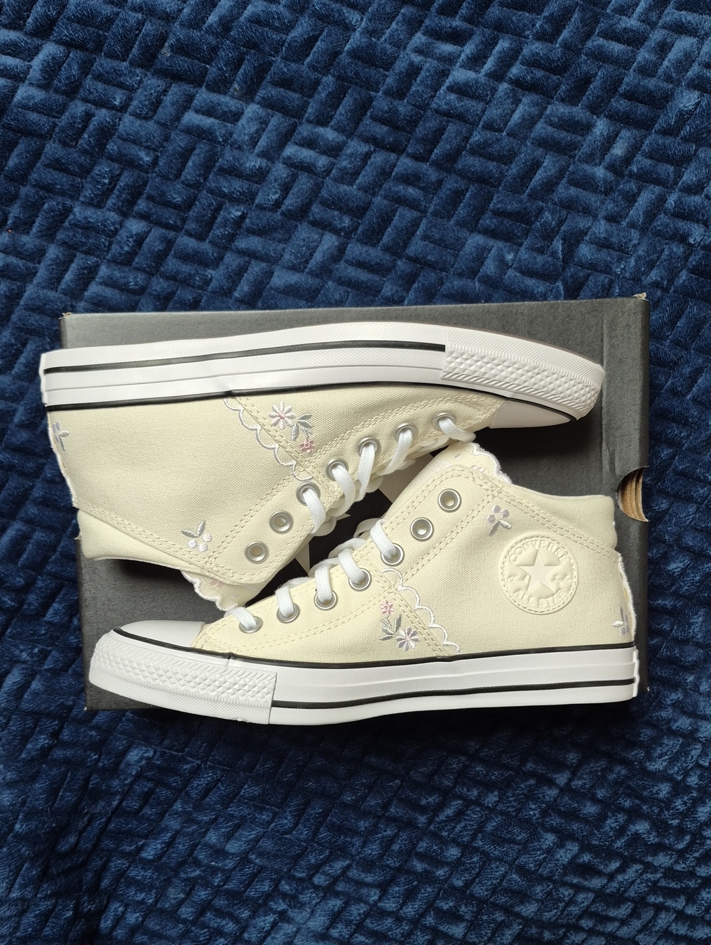 Converse Madison Mid-Tops W Floral Embroidery In Sugar Berry SZ 8.5, New In Box